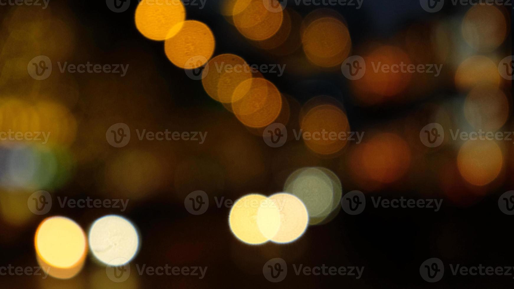 fundo colorido abstrato com bokeh. luzes festivas douradas borradas. conceito de tempo festivo. conceito de festa. copie o espaço. bokeh de forma redonda. amarelo iluminador. foto