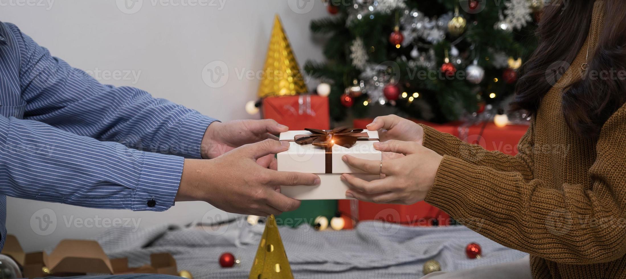 mulher feliz dando caixa de presente de natal e ano novo para mulher em home.family celebração de natal. Decoração de Natal. relação foto