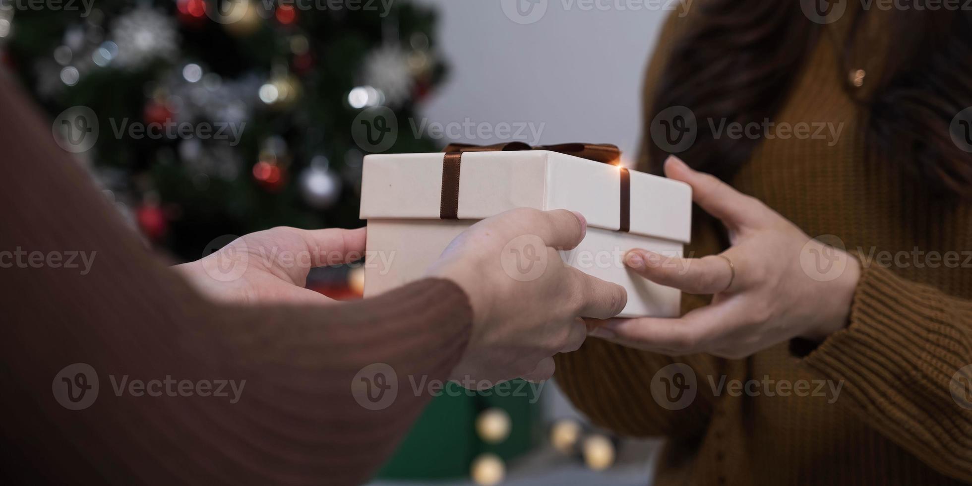 mulher feliz dando caixa de presente de natal e ano novo para mulher em home.family celebração de natal. Decoração de Natal. relação foto