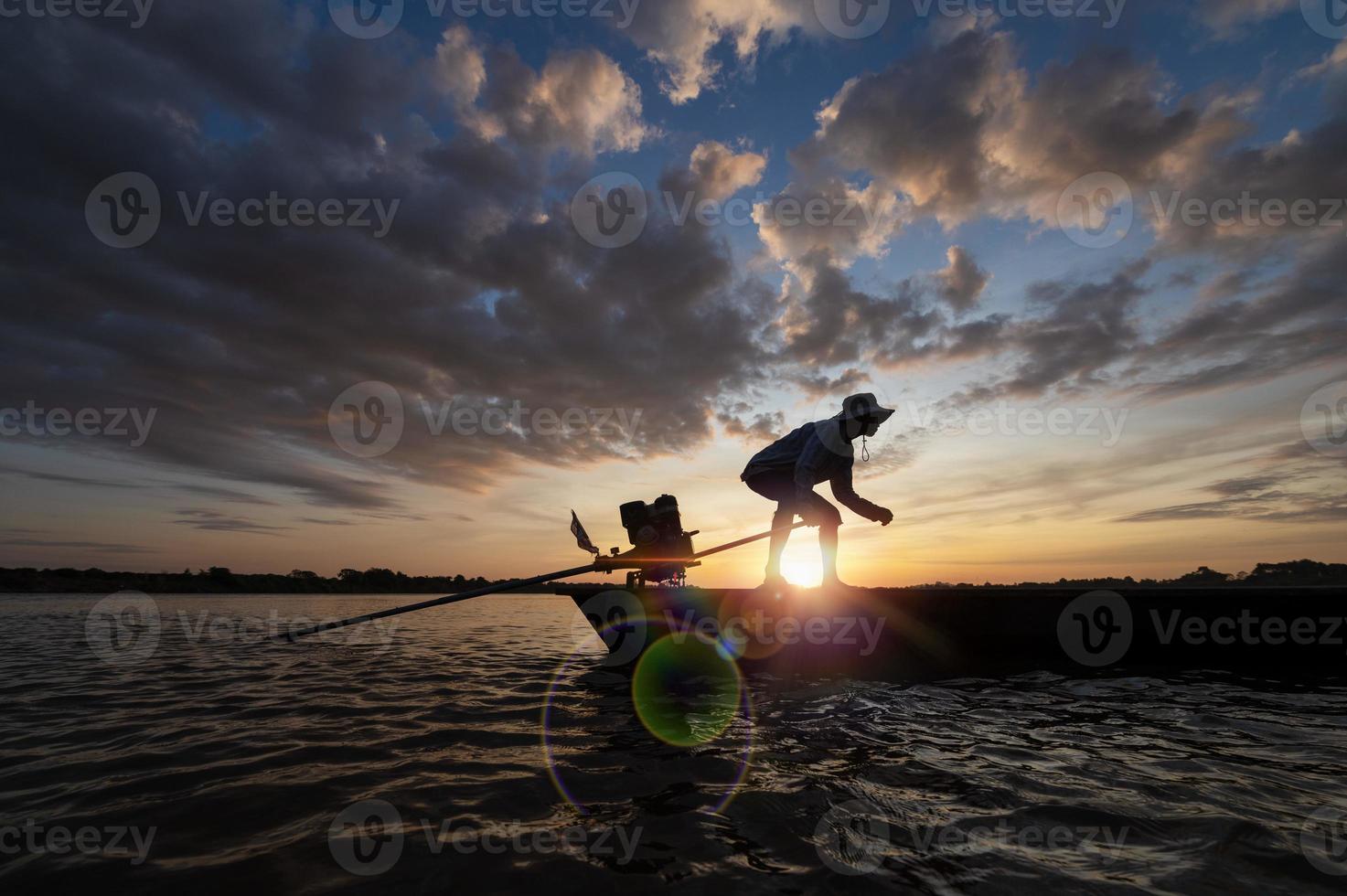 pescadores de sombra dirigem barcos motorizados com redes para pescar nos rios da tailândia, pesca na ásia. foto