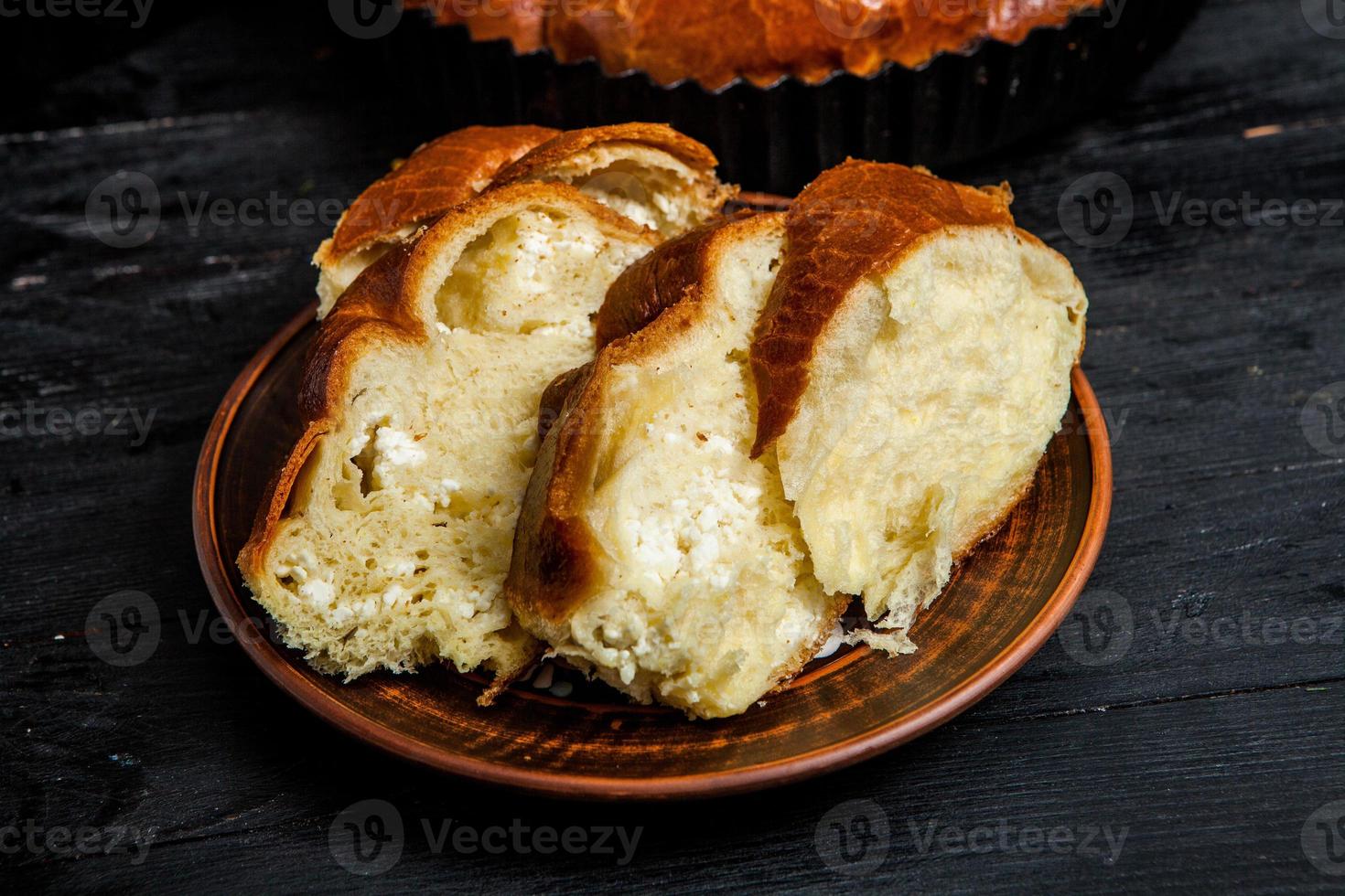 pão fresco do forno. torta de queijo tradicional da romênia chamada saralie. pão caseiro feito de farinha de trigo branca. foto