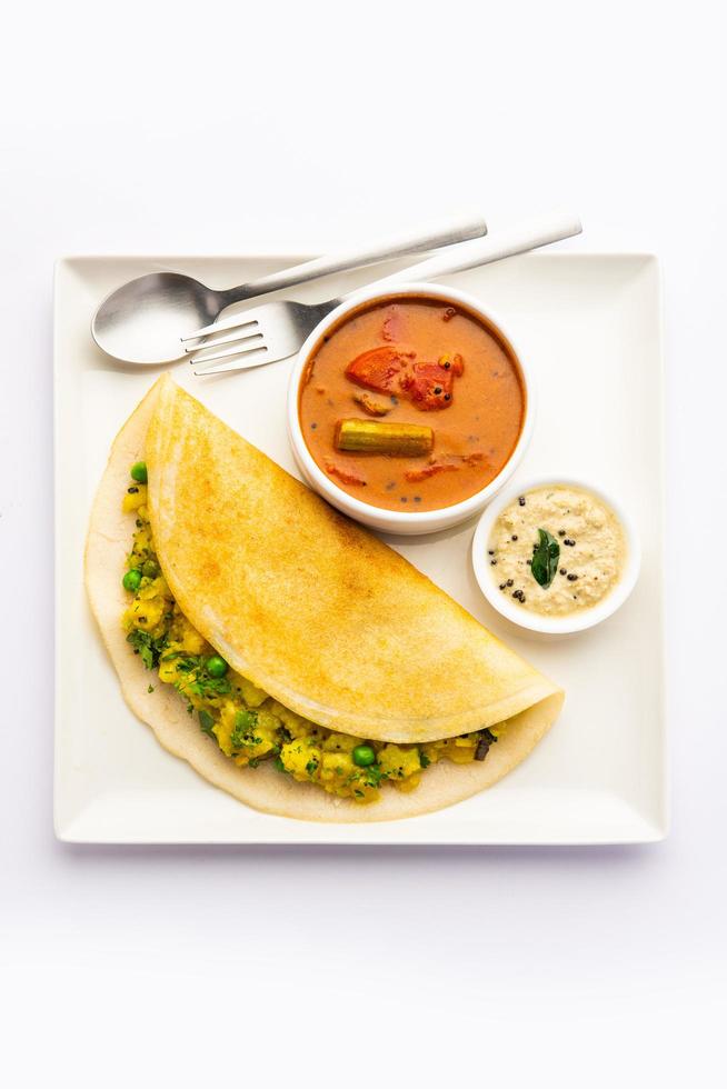 um dosa, também chamado de dosai, dosey ou dosha, é uma panqueca fina na culinária do sul da Índia foto