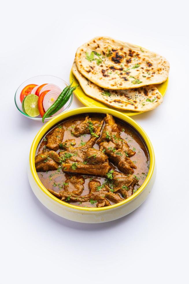 carneiro estilo indiano ou gosht masala ou carne de cordeiro indiana rogan josh servido com naan foto