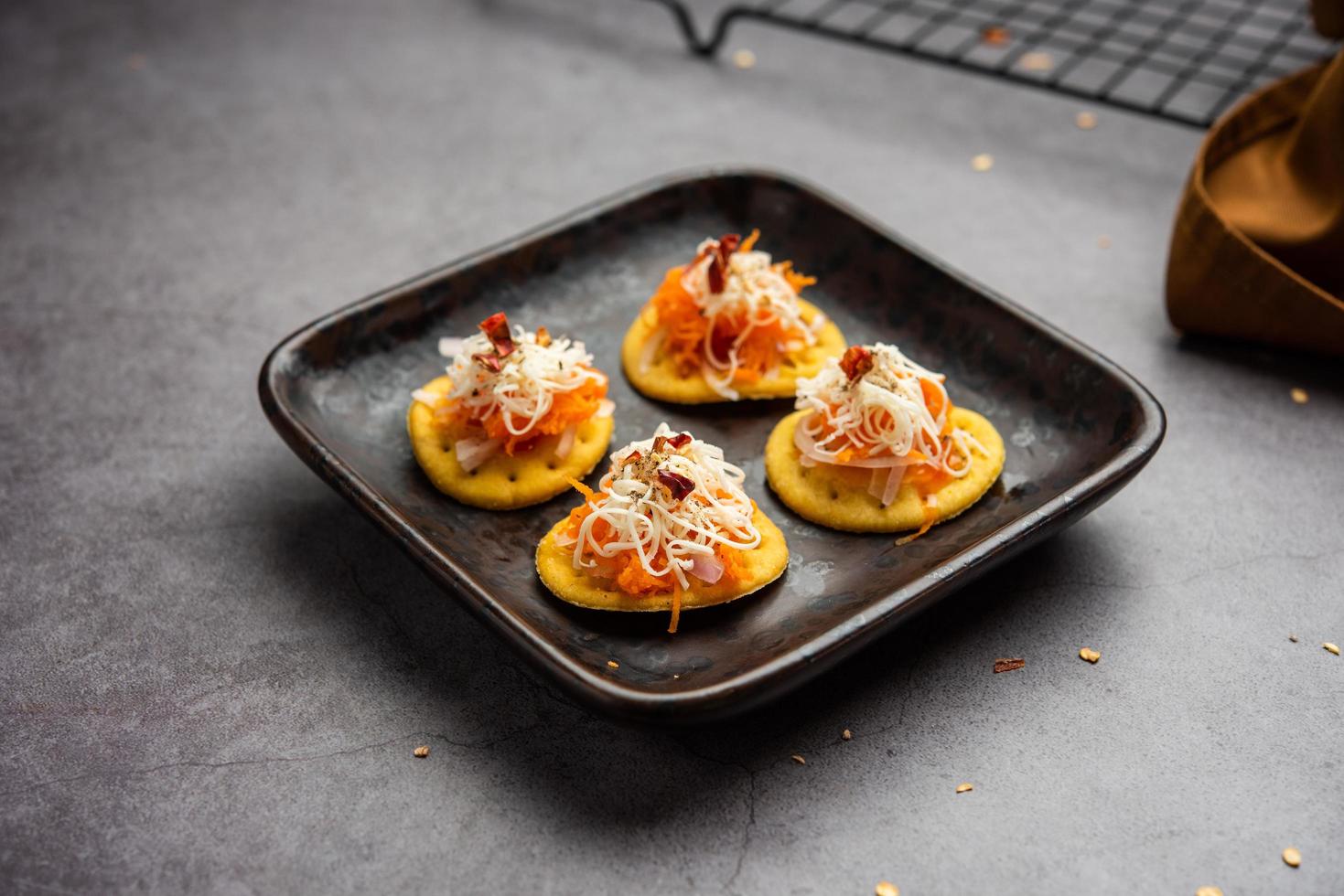 pizza papdi são mini mordidas de comida, lanche de festa favorito das crianças indianas foto