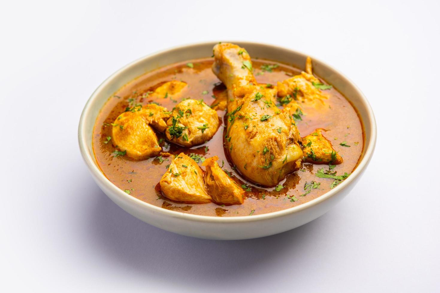 curry de frango vermelho ou murgh masala ou korma com pedaço de perna proeminente foto