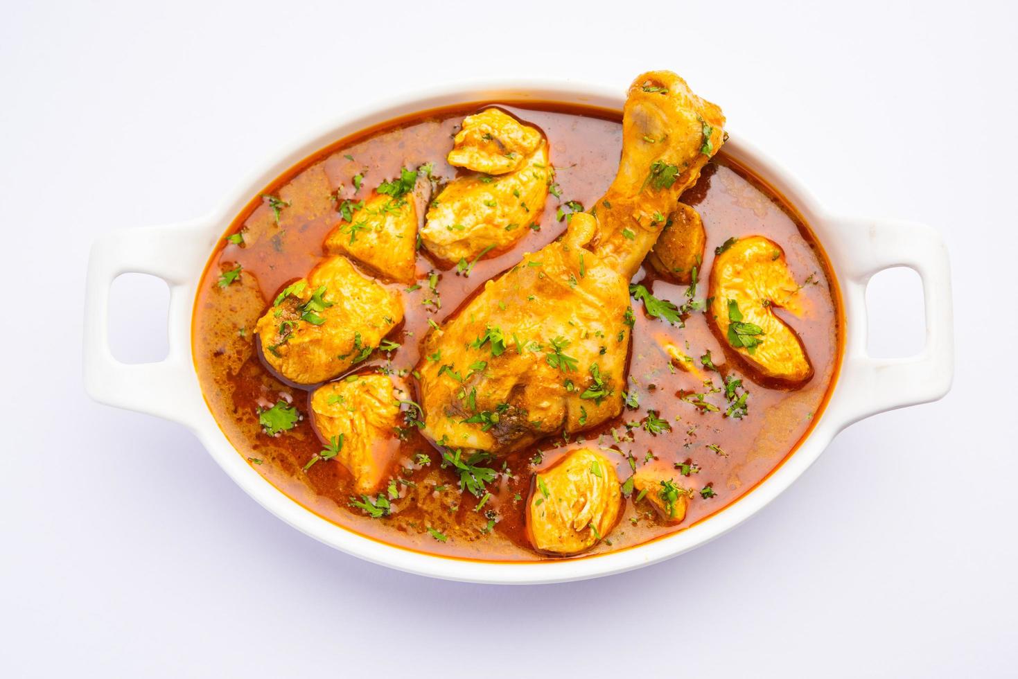 curry de frango vermelho ou murgh masala ou korma com pedaço de perna proeminente foto