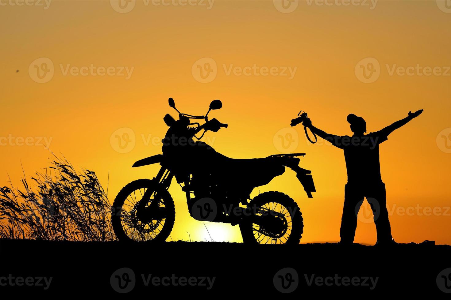 homem viajando livremente com uma moto de motocross. conceito de viagem de moto foto