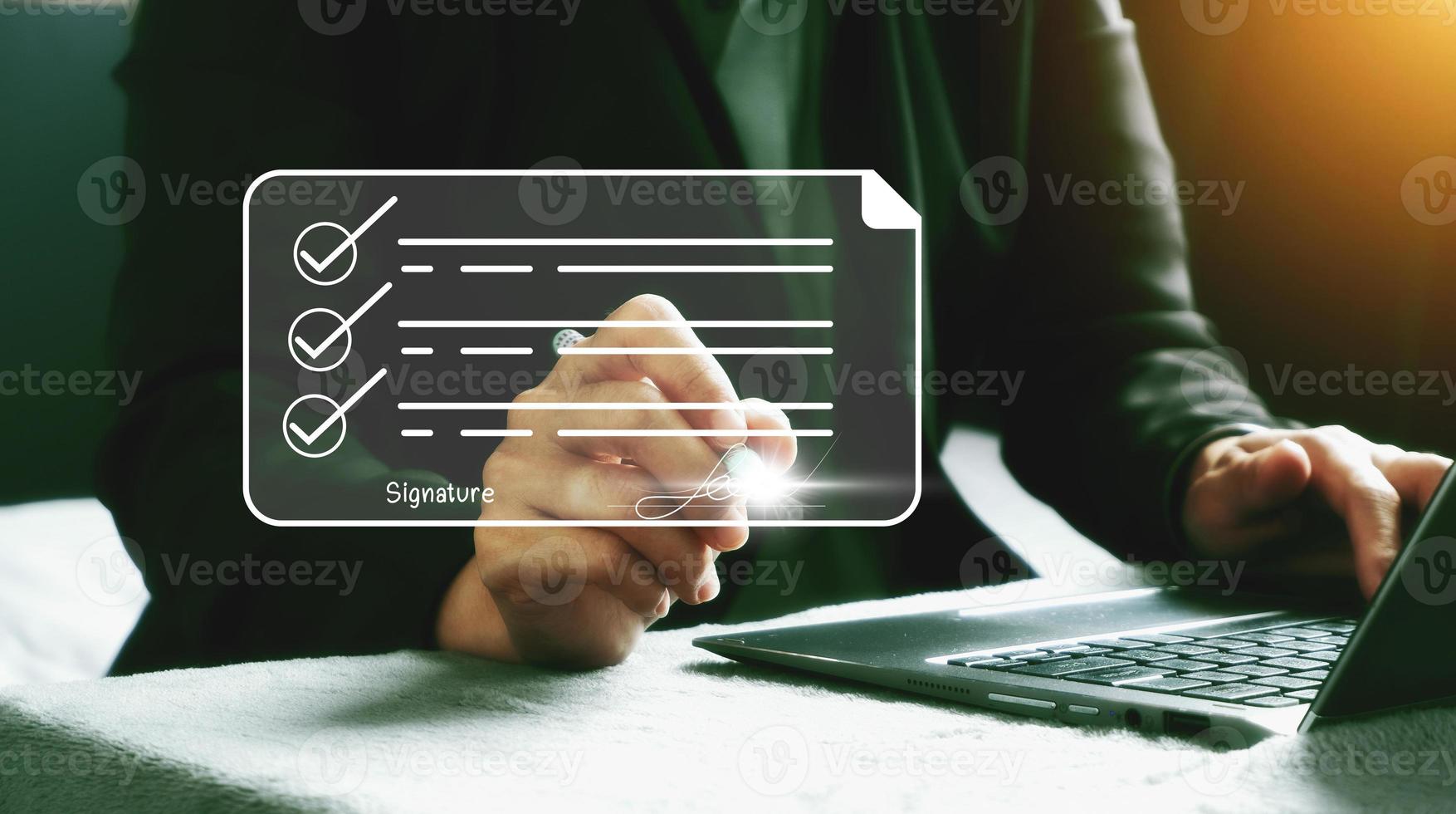 conceito de assinatura eletrônica assinatura eletrônica de documentos digitais na tela do laptop virtual foto