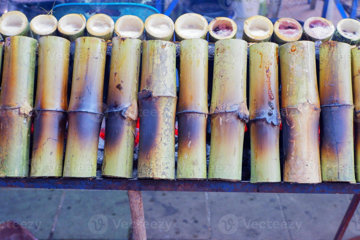 arroz pegajoso cozido em bambu é uma sobremesa doce com sabor e aroma deliciosos. foto