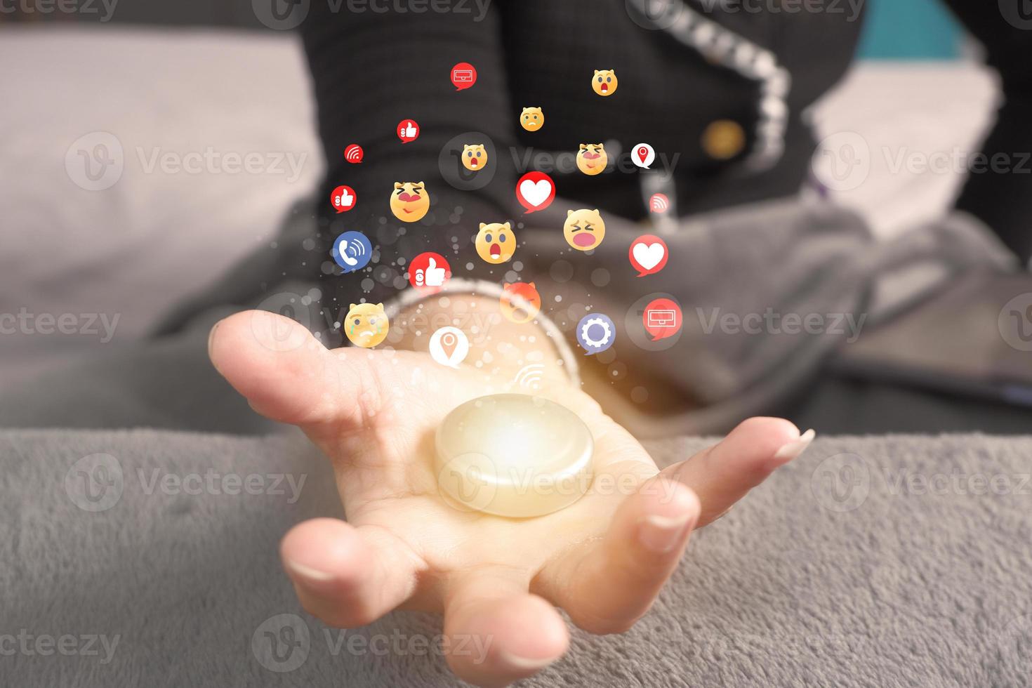 mídia social e conceitos digitais on-line saindo como um conceito de ícone de holograma, vida de férias e distanciamento social de mídia social. foto