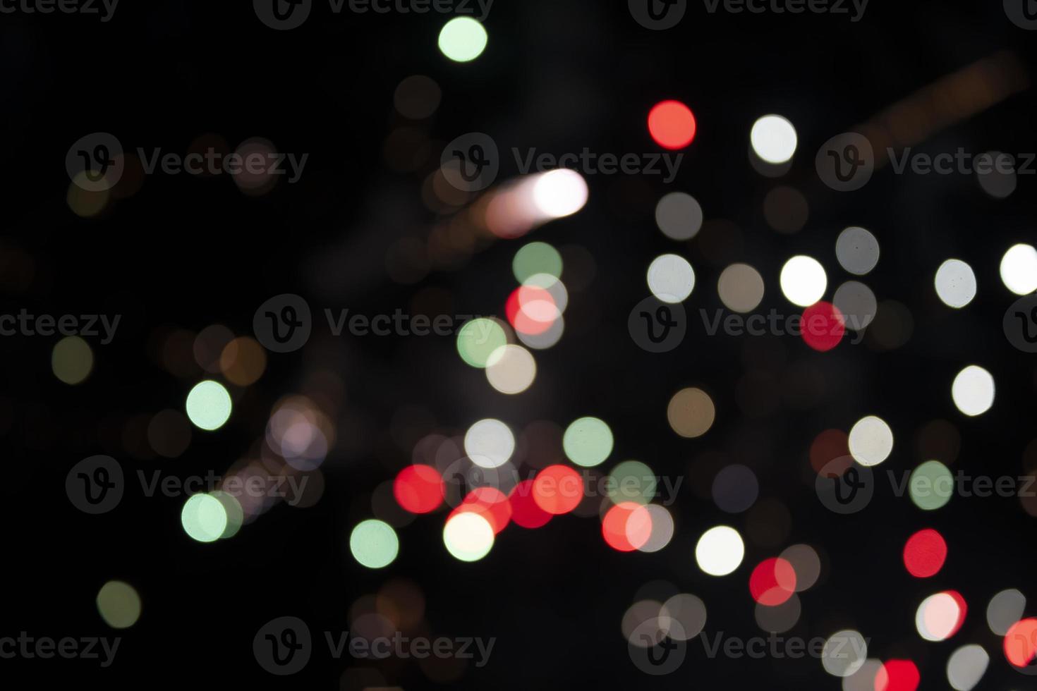 em um bokeh de fundo preto de explosões de fogos de artifício coloridos. foto