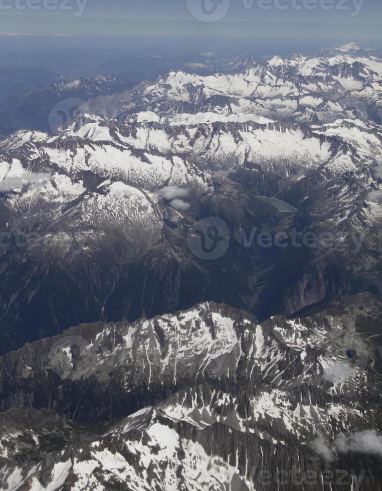 bela vista aérea sobre os Alpes de um avião foto