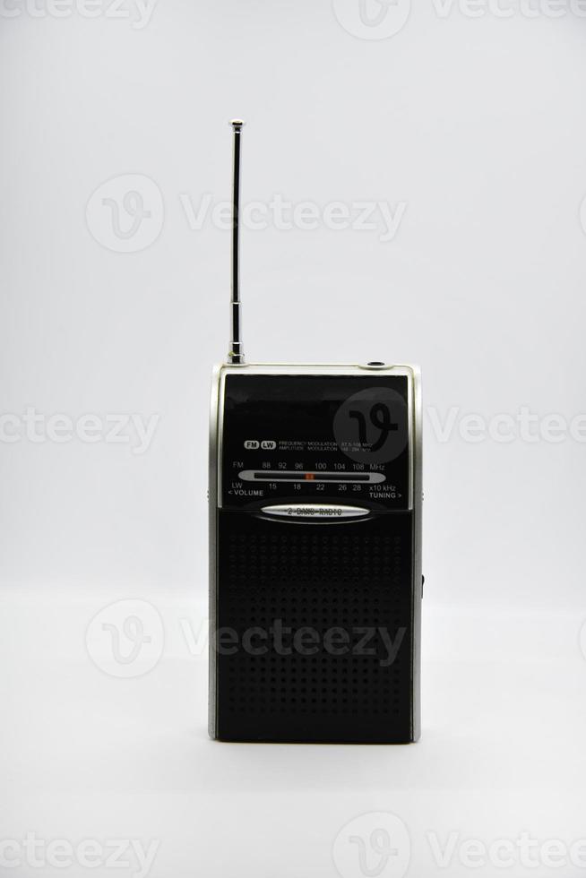 receptor de rádio portátil em um fundo branco. close-up do jogador pequeno. um rádio alimentado por bateria. foto