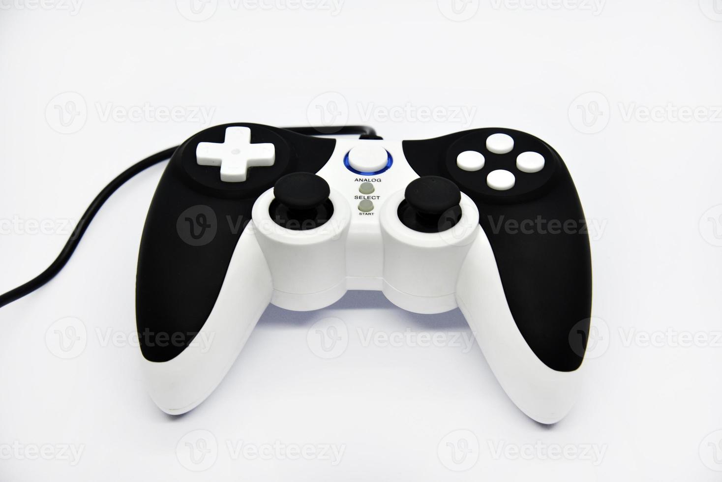 o gamepad é preto e branco em um fundo branco. close-up do joystick do jogo. um gamepad para um console de jogos. foto