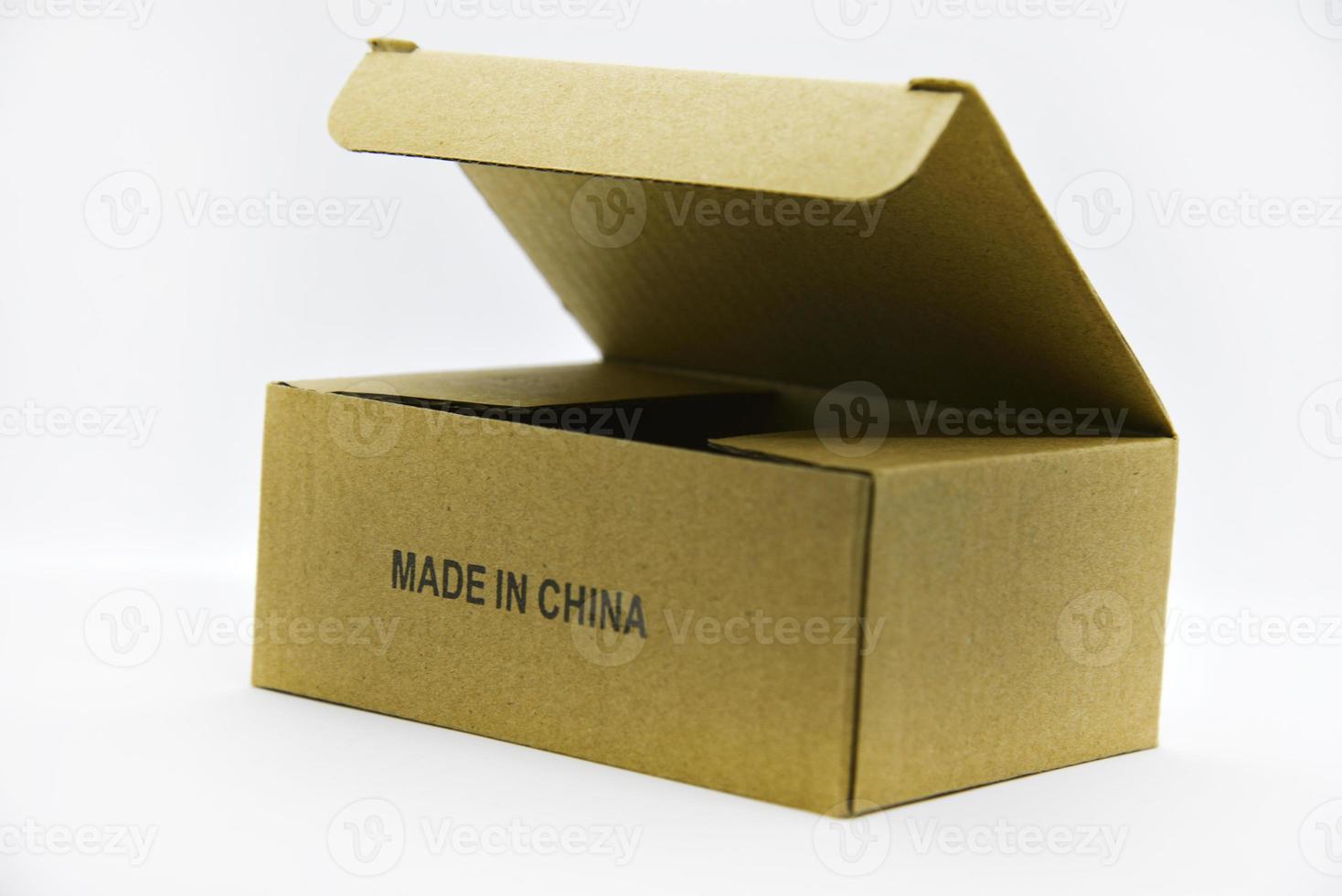 caixa de papelão com a inscrição made in china. uma caixa em um fundo branco. uma pequena caixa feita na china em um fundo branco. foto