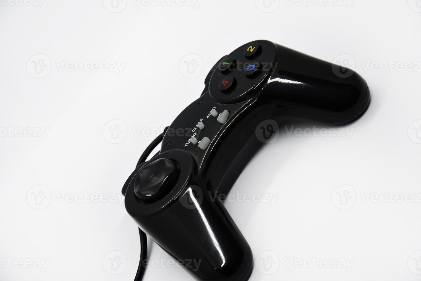 o gamepad é preto e brilhante em um fundo branco. close-up do joystick do jogo. um gamepad para um console de jogos. foto
