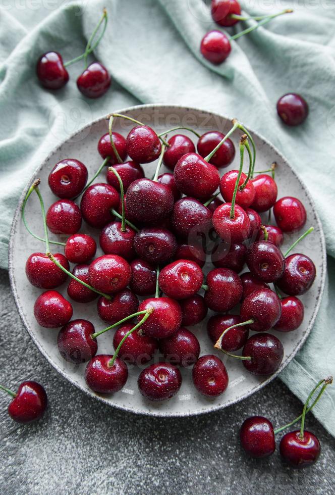 frutas frescas de cerejas vermelhas na tigela foto