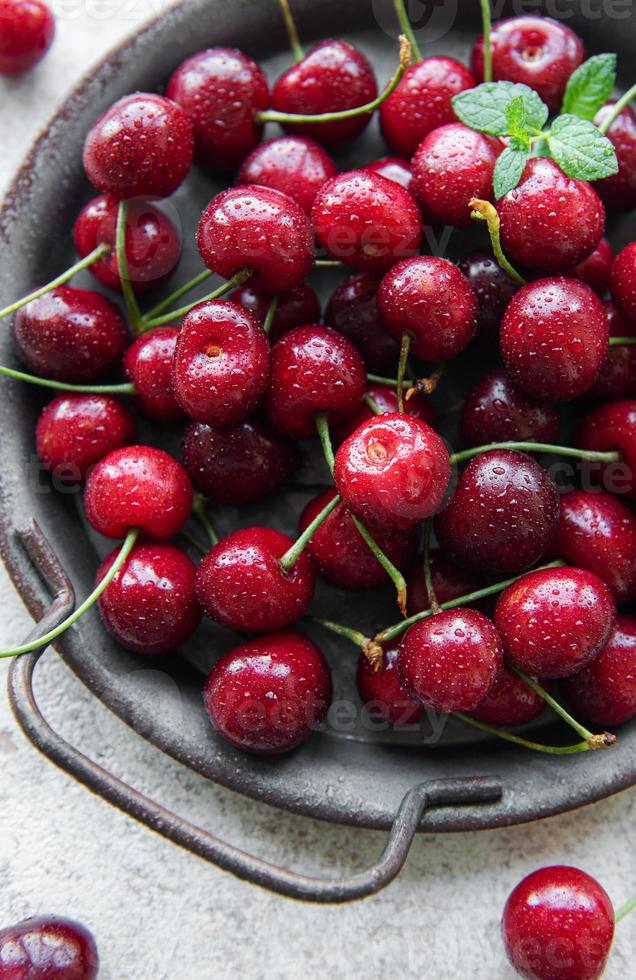 frutas frescas de cerejas vermelhas foto