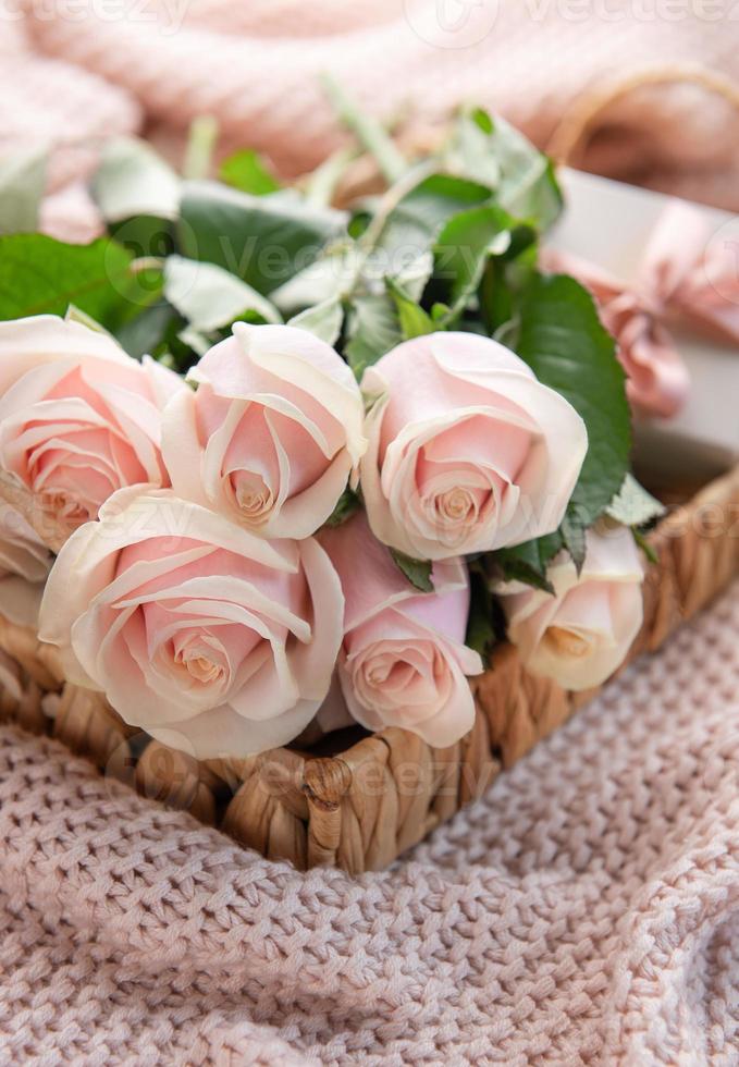 bandeja com buquê de lindas rosas cor de rosa e caixa de presente na cama. foto