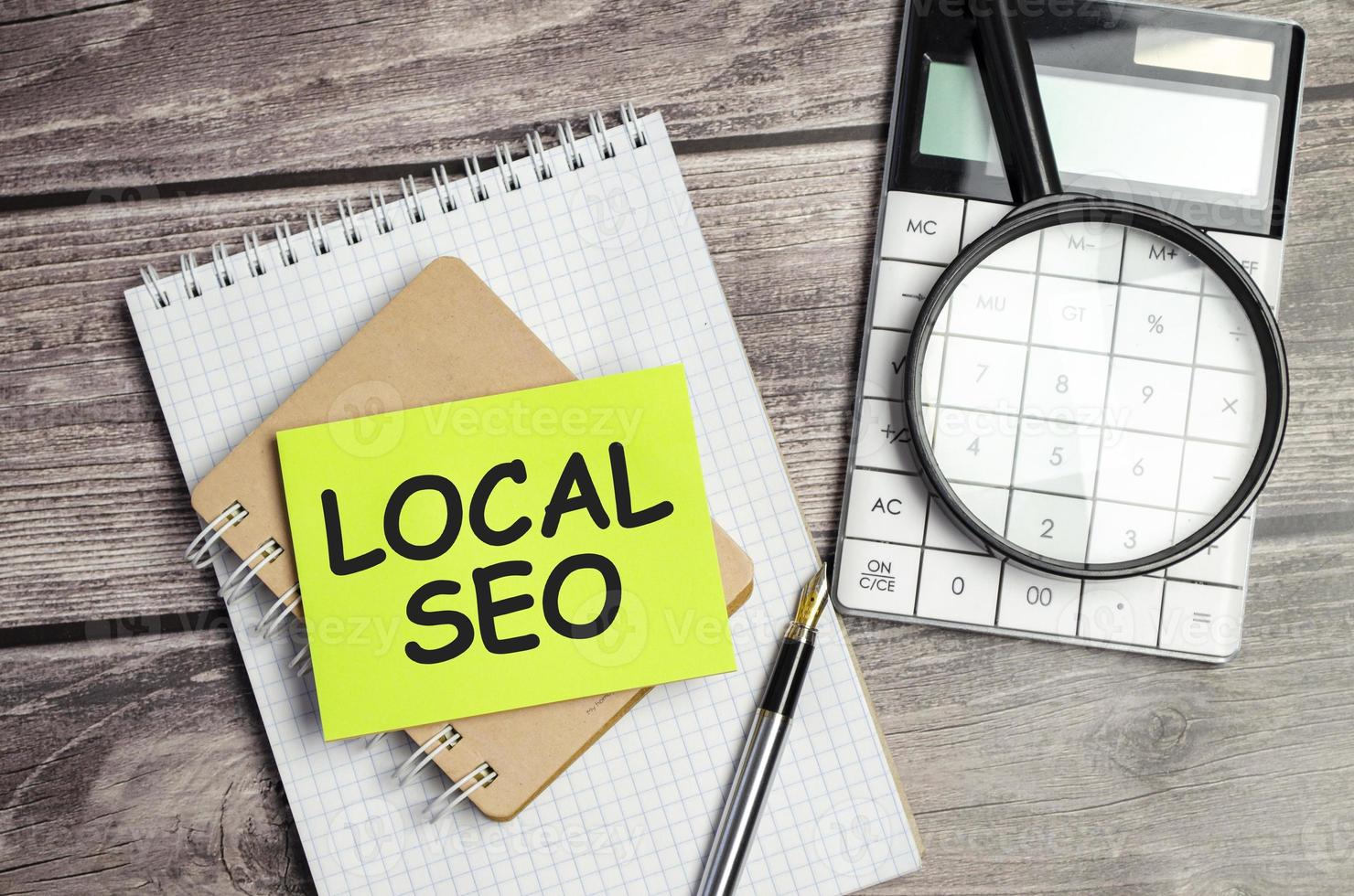 seo local. texto no cartão de visita verde com caneta foto