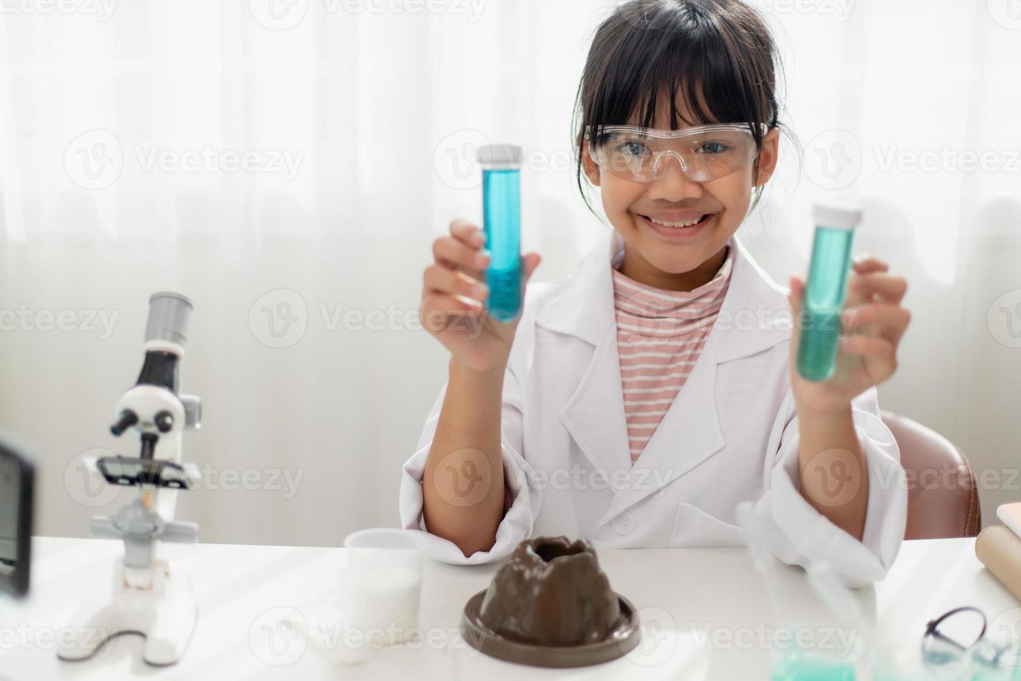 educação, ciência, química e conceito de crianças - crianças ou estudantes com tubo de ensaio fazendo experimento no laboratório da escola foto