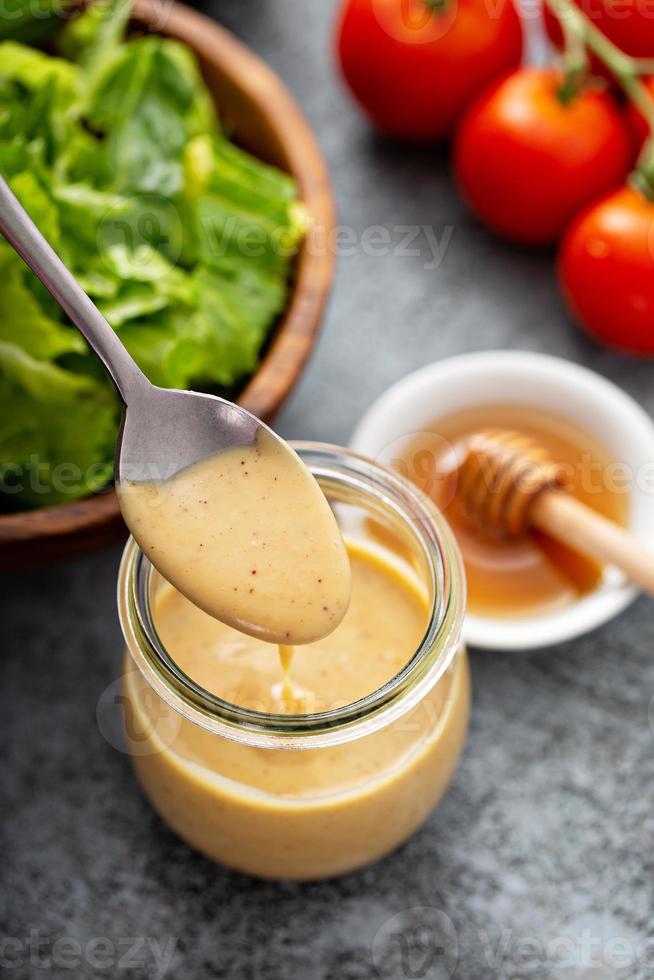 molho de mostarda com mel caseiro em uma jarra de vidro foto