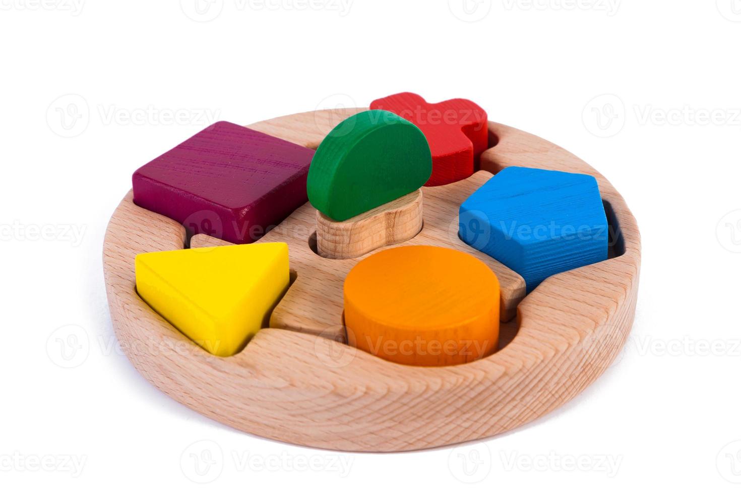 foto de um classificador de brinquedos de madeira com pequenos detalhes em madeira