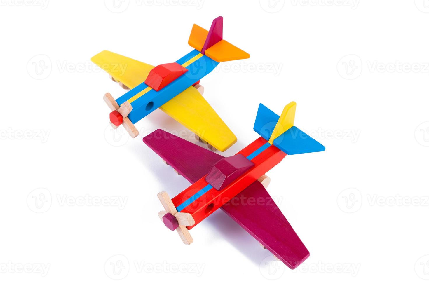 aviões retrô de madeira de brinquedo em um fundo branco isolado foto