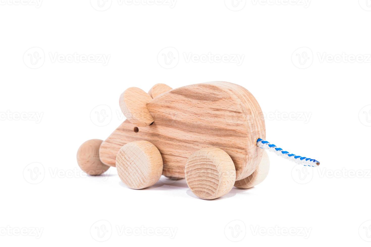 foto de um rato de madeira sobre rodas de faia. brinquedo feito de carro de rato de madeira em um fundo branco e isolado