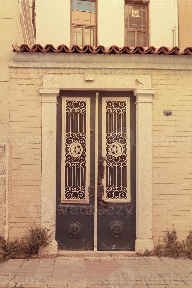 porta de estilo vintage e velho muro de pedra foto