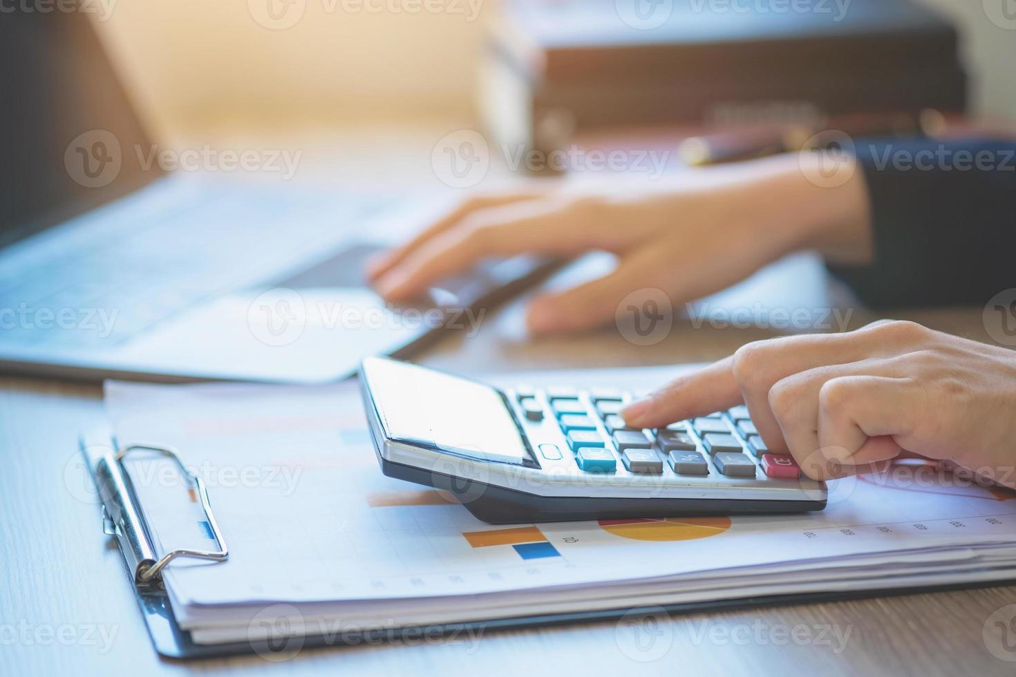 marketing, finanças, contabilidade, planejamento, contador feminino de equipe usando calculadora de laptop e documentos, tabelas, gráficos na análise da empresa é lucro. foto