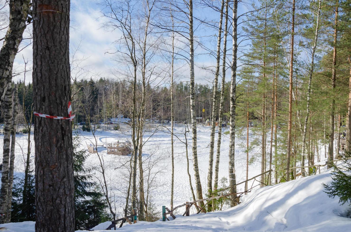 parque de inverno com escorregas de neve, caminhando no parque foto