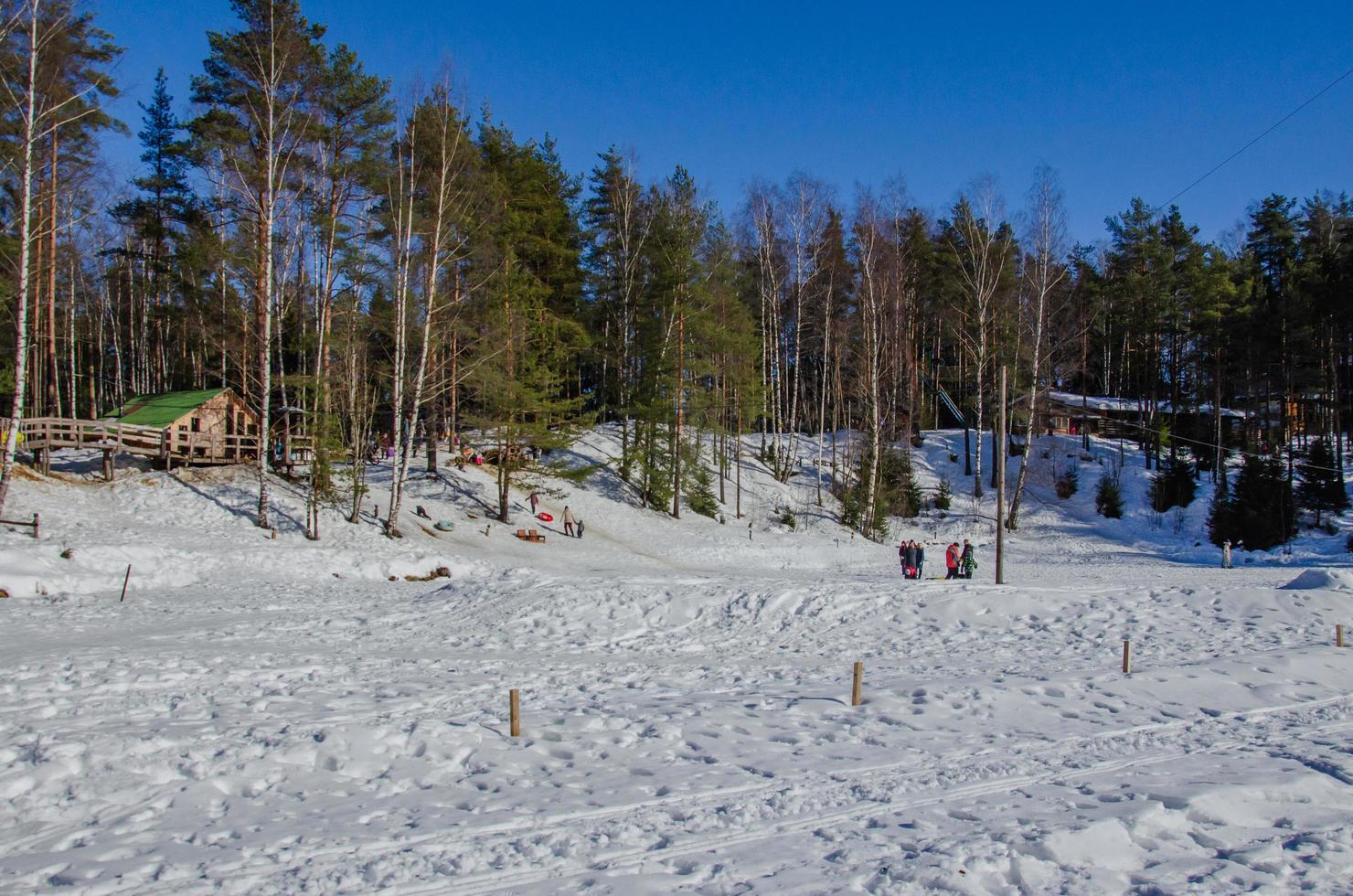 parque de inverno com escorregas de neve, caminhando no parque foto