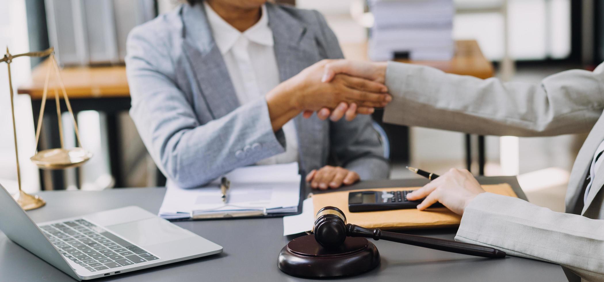 advogado masculino trabalhando com papéis de contrato e martelo de madeira na mesa no tribunal. justiça e direito, advogado, juiz do tribunal, conceito. foto