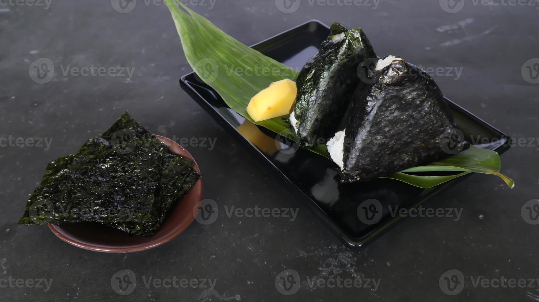 onigiri é comida japonesa, bolinho de arroz japonês, triângulo de arroz com algas marinhas, nori isolado com fundo foto