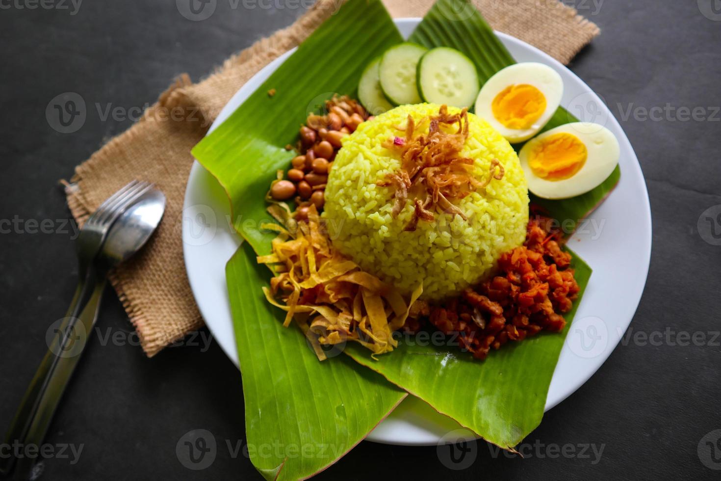 nasi kuning ou arroz amarelo ou tumeric rice é um alimento tradicional da Ásia, feito de arroz cozido com açafrão, leite de coco r foto