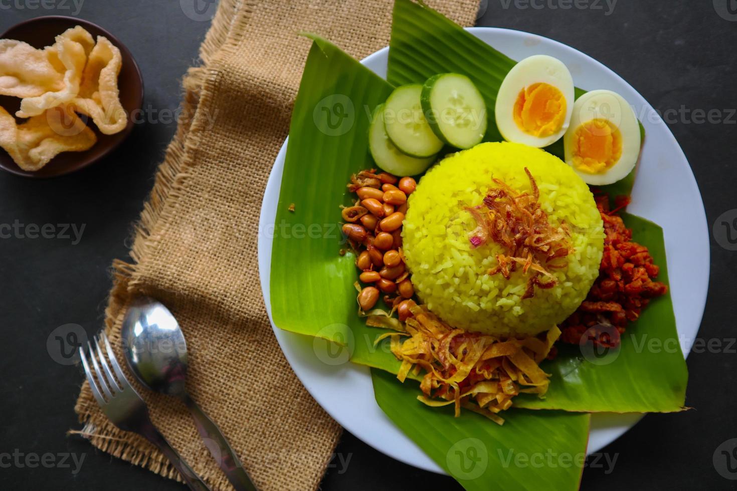 nasi kuning ou arroz amarelo ou tumeric rice é um alimento tradicional da Ásia, feito de arroz cozido com açafrão, leite de coco r foto