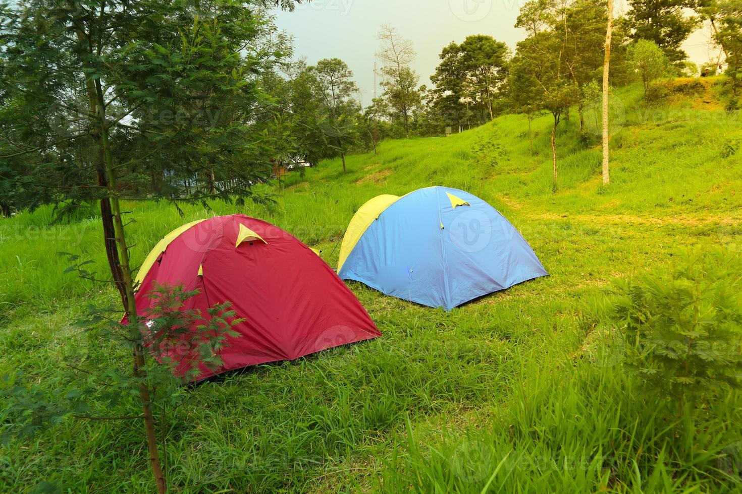 barraca ou barraca de cúpula acampando em prados de montanha pela manhã. acampamento foto