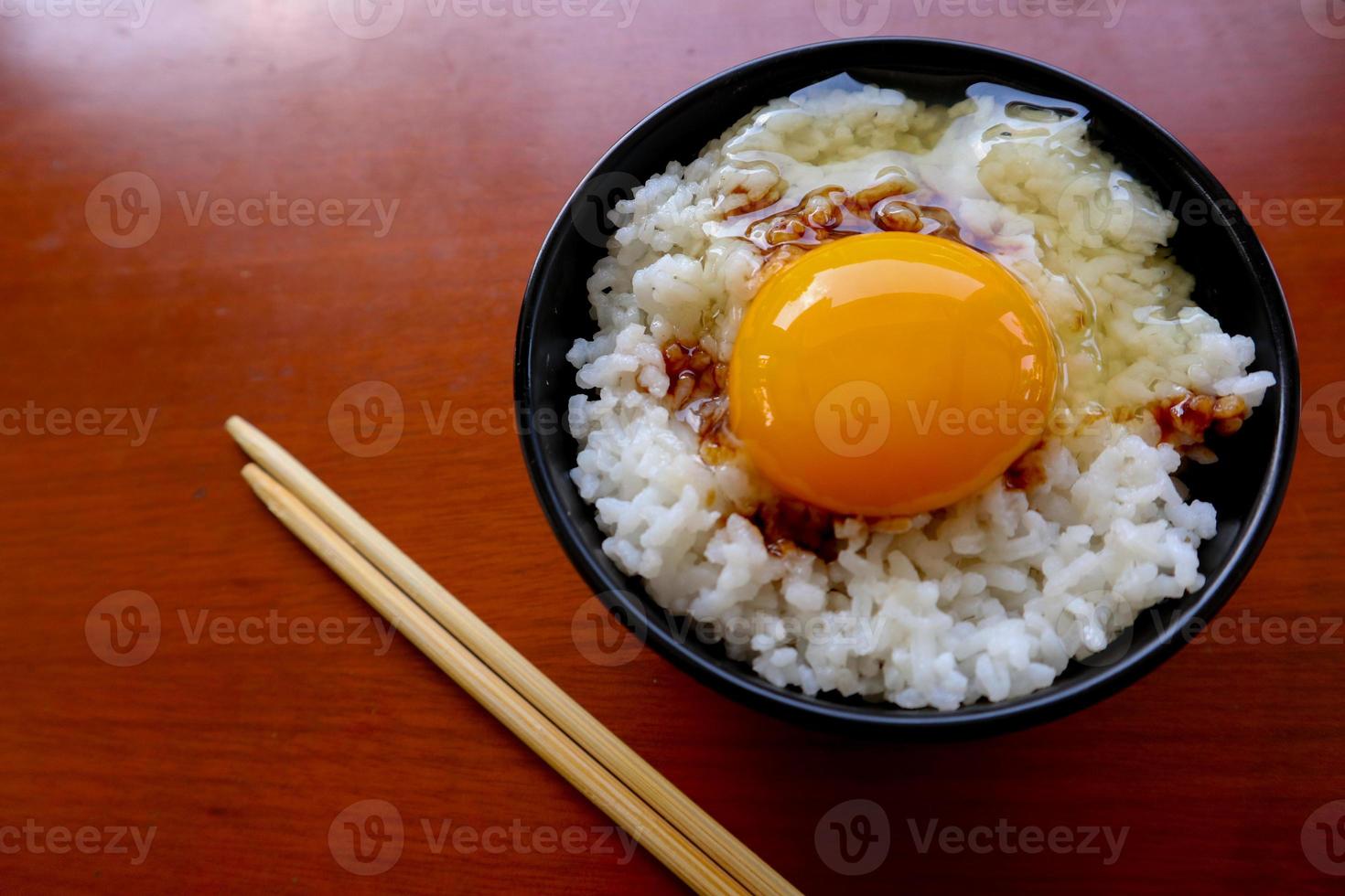 tamago kake gohan ou ovo cru no arroz. comida tradicional do japão, comer no café da manhã foto