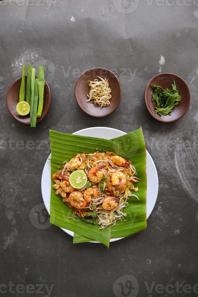 pad thai, ou phad thai, é um prato de macarrão de arroz frito da tailândia. feito de macarrão de arroz, broto de feijão, ovos, camarão e especiarias tailandesas foto