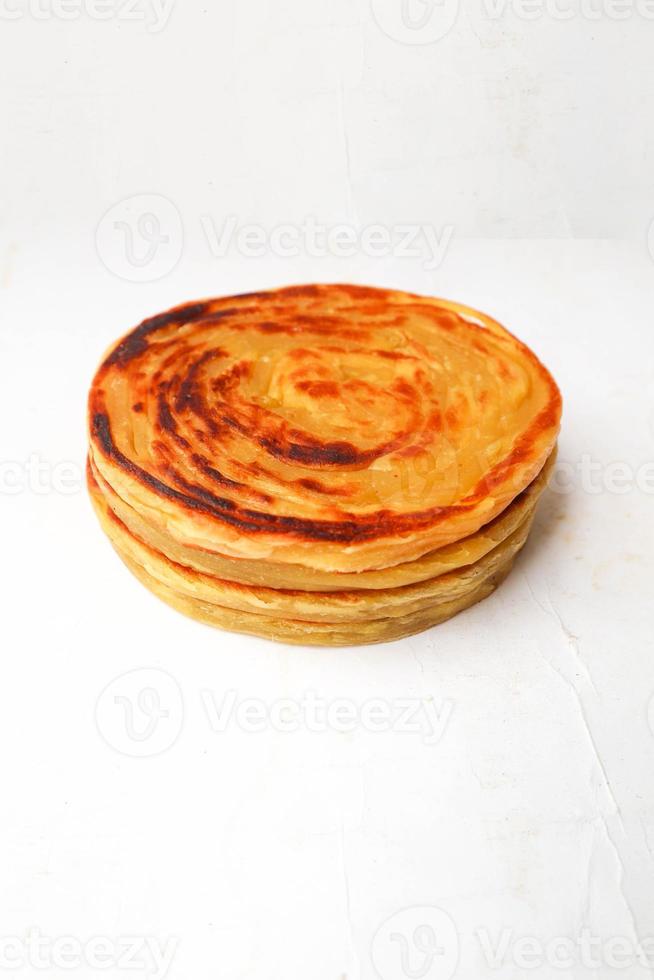 pão paratha ou pão canai ou roti maryam, prato favorito do café da manhã. fundo branco isolado foto