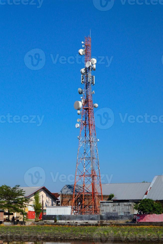 torre de comunicação. treliça telco para comunicação de internet apocalíptica 3g 4g 5g, móvel, rádio fm e transmissão de televisão no ar com céu azul ao fundo foto