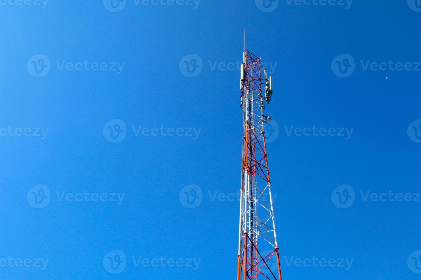 torre de comunicação. treliça telco para comunicação de internet apocalíptica 3g 4g 5g, móvel, rádio fm e transmissão de televisão no ar com céu azul ao fundo foto