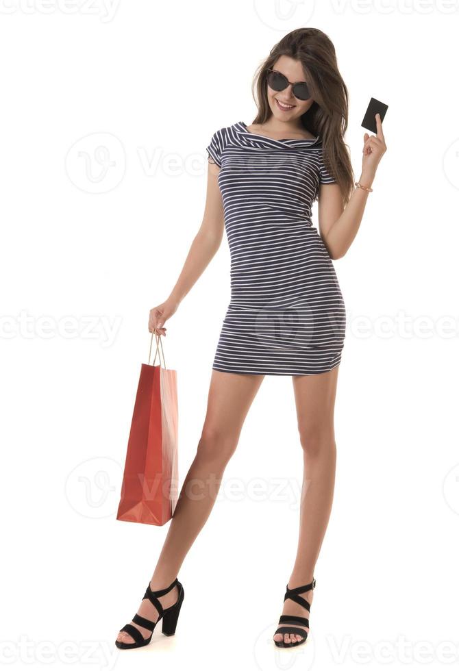 jovem mulher bonita moderna com um monte de sacolas de compras foto