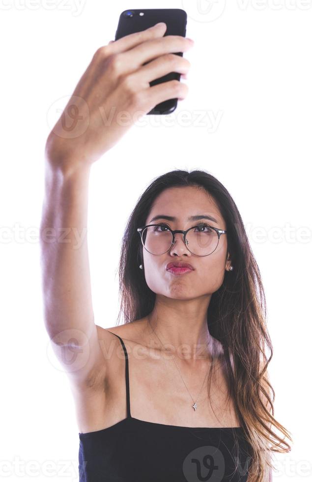 mulher asiática fazendo selfie com seu telefone celular foto