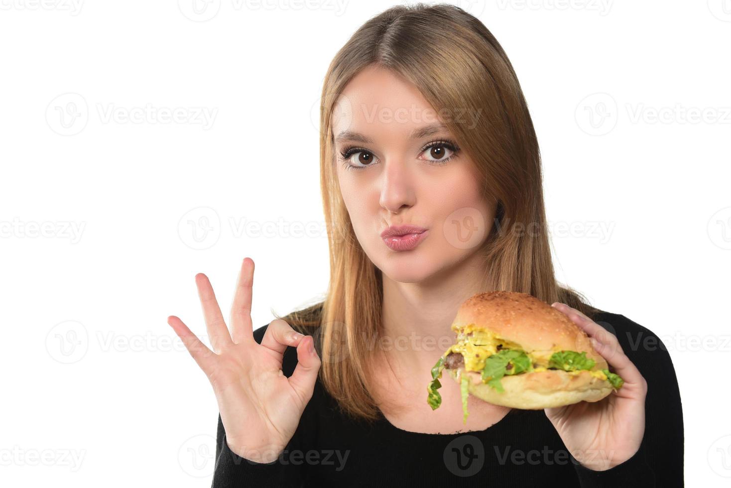 retrato de uma linda jovem engraçada comendo hambúrguer. foto