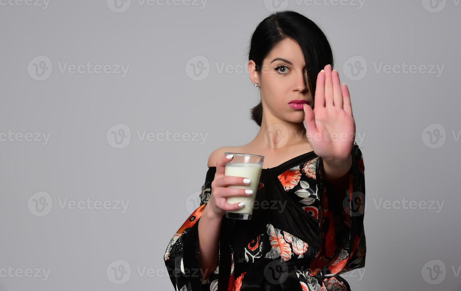 mulher segurando e bebendo leite. foto