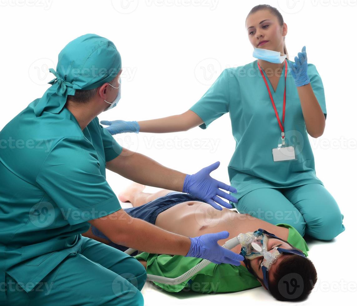 equipe médica dando RCP para paciente cobiçoso foto