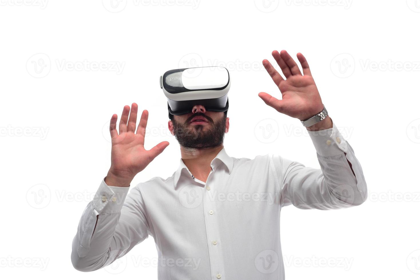 homem experimentando realidade virtual usando óculos de realidade virtual foto