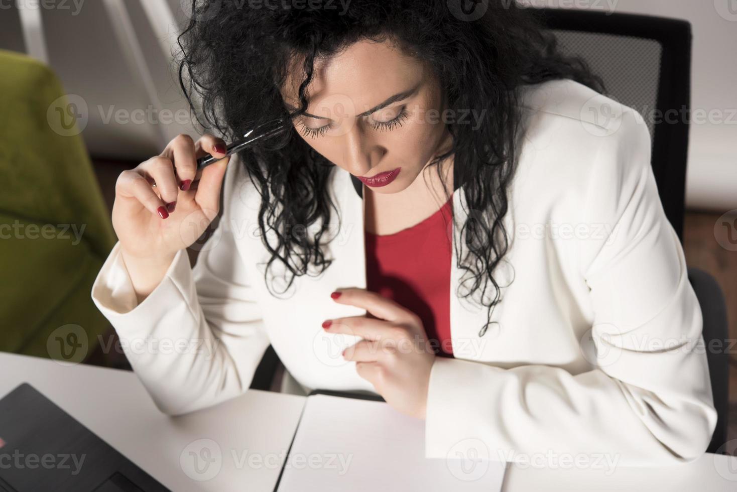 mulher de negócios feliz tentando trabalhar em seu escritório foto